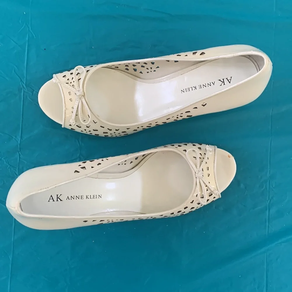Anne Klein summer shoes. Feminine wedge style  in cream/off white. Size 7..5.